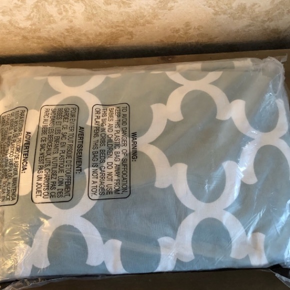 NWOT set of 2 curtains panels - Picture 3 of 5